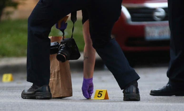 La policía dijo que el padre de 27 años era el objetivo cuando alguien disparó al vehículo. Los líderes de la comunidad están ofreciendo una recompensa de 10.000 dólares por cualquier información sobre el asesinato del niño.
(AP)