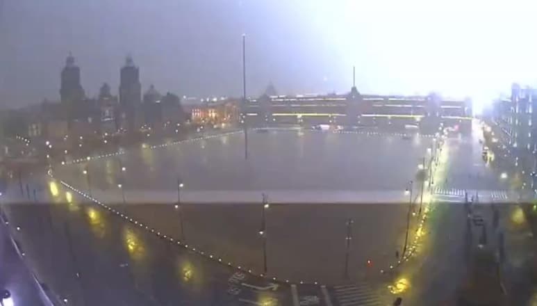 El espectáculo producido por el fenómeno natural causó revuelo en redes sociales, gracias a la intensidad de los truenos y rayos que incluyo la tormenta (CAPTURA)