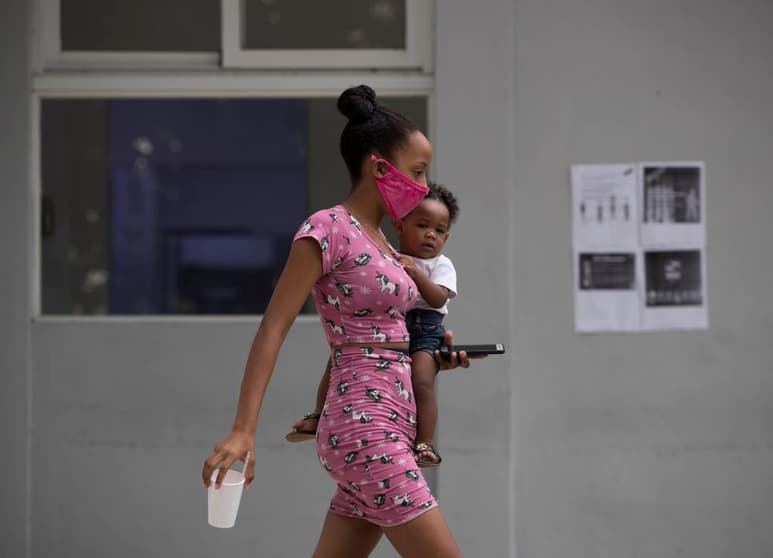 El Gobierno dominicano impuso este lunes un régimen de sanciones para castigar a las personas que no usen tapabocas en lugares públicos, con multas que oscilan entre 10,000 y 100,000 pesos (de 172 a 1,724 dólares aproximadamente). (EFE)
