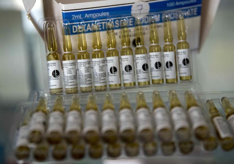 La Organización Mundial de la Salud (OMS) destacó hoy que, una vez determinado el potencial de la dexametasona para salvar las vidas de los pacientes graves de COVID-19, es el momento de aumentar la producción de este fármaco y asegurar su distribución en todo el mundo. (ARCHIVO)