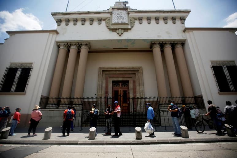El presidente de Guatemala, Alejandro Giammattei, dijo el lunes que 151 personas que laboran en Casa Presidencial, donde están sus oficinas, se han contagiado de coronavirus. Uno de ellos falleció. (ARCHIVO)