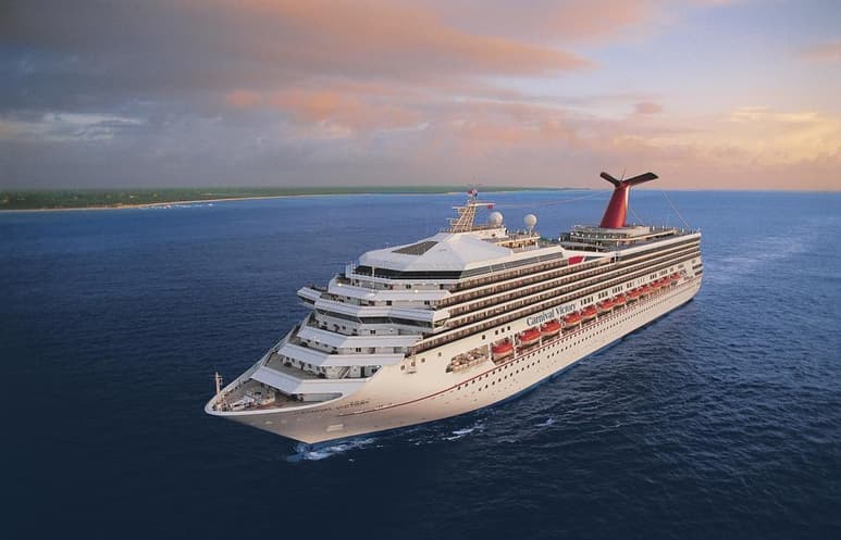 La empresa Carnival Corporation, con pérdidas por 2,400 millones de dólares en el segundo trimestre debido a la pandemia de la COVID-19, anunció este lunes que cancelará todos los viajes de cruceros programados hasta el próximo 30 de septiembre. (ARCHIVO)