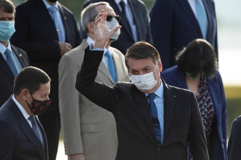El presidente brasileño, Jair Bolsonaro, insistió este lunes en que la reacción mundial a la pandemia del nuevo coronavirus fue exagerada y defendió una aceleración del proceso de reapertura de los comercios. (ARCHIVO)