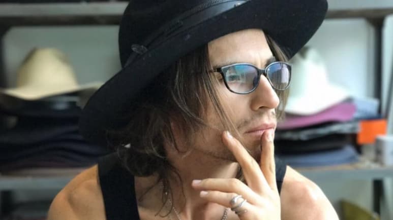 El también diseñador, junto a su esposa, la actriz Sofía Blanchet, suele moldear el estilo de cada personaje al que da vida. Para interpretar a 'El Cóndor', en la teleserie 'Enemigo íntimo', decidió agregar accesorios que lo convirtieran en un personaje muy característico. (INTERNET)