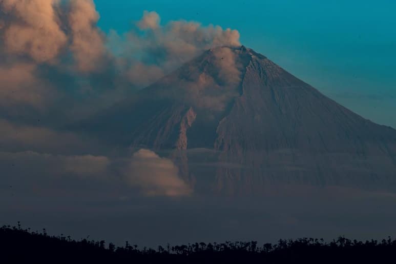 Un grupo de investigadores de cinco países afirma haber encontrado en el hielo ártico pruebas que relacionan uno de los años más fríos en la antigua Roma, el 43 a.C, con la erupción del volcán Okmok, situado en la actual Alaska (EUA). (ARCHIVO)