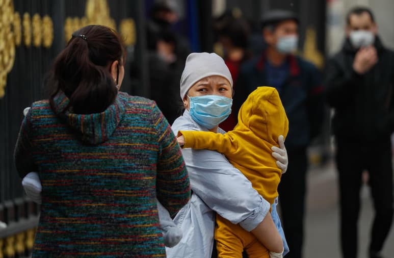En las últimas semanas, la cifra diaria oficial de nuevos contagios de COVID-19 en Moscú bajó de más de 2,000 a unos 1,000. (ARCHIVO)