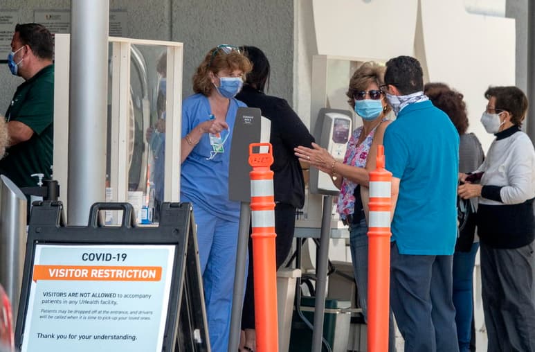 La COVID-19 sigue expandiéndose en Florida, donde se han registrado 3,286 casos nuevos en las últimas 24 horas, mientras que los Gobiernos locales buscan fórmulas más restrictivas para contener el número de infecciones a la espera de una estrategia estatal. (ARCHIVO)