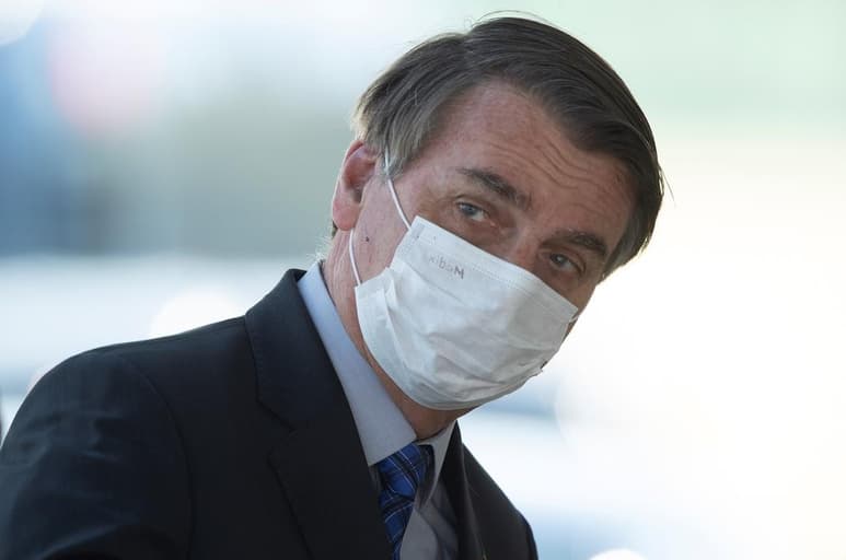 Un juez federal brasileño le ordenó el martes al presidente Jair Bolsonaro obedecer las normas locales y colocarse tapabocas cuando salga a la calle o se encuentre con otras personas en Brasilia. (ARCHIVO)