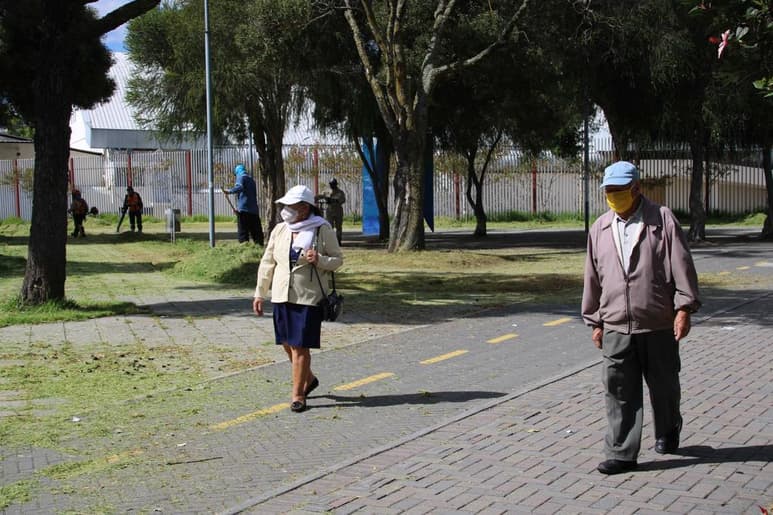 Ecuador reportó este martes 28 nuevos muertos y 728 contagios más, para un total de 4,274 fallecidos y 51,643 positivos por la COVID-19. (ARCHIVO)