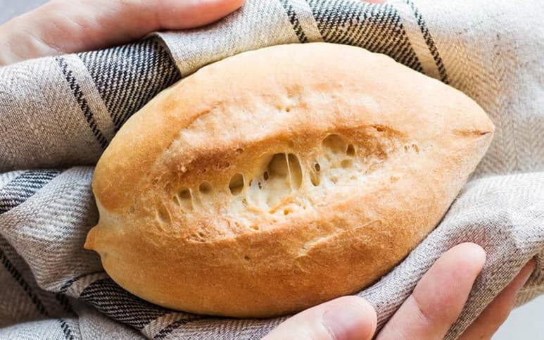 La creencia de comer bolillo para 'curar' el susto se ha convertido en una popular tradición mexicana que es tomada con cariño por parte del público (ESPECIAL)