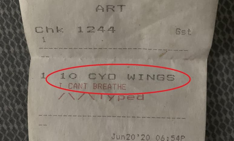 Al platillo que consiste en alitas de pollo ennegrecidas, debido a la manera en que están cocinadas, se le nombró 'No puedo respirar', lo que generó criticas contra el gerente del restaurante en Miami (CAPTURA)