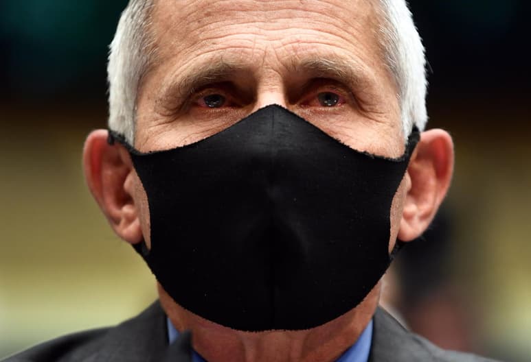 El principal epidemiólogo de EUA, Anthony Fauci, dijo este martes que el presidente estadounidense, Donald Trump, no le ha ordenado reducir el número de test del coronavirus SARS-CoV-2 y aseguró que el Gobierno aumentará esas pruebas, en vez de reducirlas. (ARCHIVO)