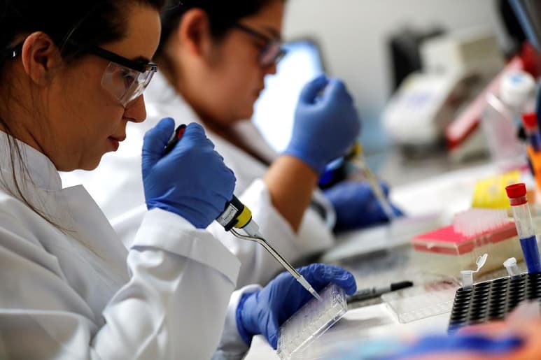 La vacuna candidata contra el nuevo coronavirus desarrollada por la Universidad de Oxford ha comenzado a ser probada en Brasil, el segundo país del mundo más afectado por la pandemia. (ARCHIVO)