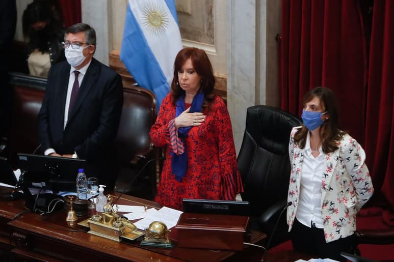 Un juez revocó el procesamiento de la vicepresidenta de Argentina, Cristina Fernández, y de diversos exfuncionarios en una causa en la que se investigan presuntos sobornos realizados durante su mandato como presidenta. (ARCHIVO)
