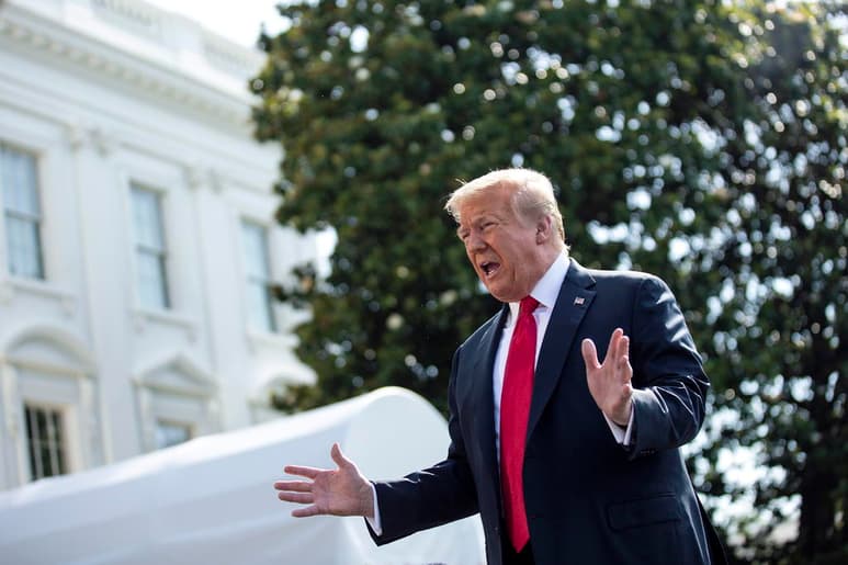 El presidente Donald Trump se dirige el martes a Arizona para otro acto de campaña, pocos días después de sostener uno en Tulsa, Oklahoma, en el que miles de asientos estaban vacíos en medio de la pandemia de coronavirus, una crisis económica sin precedente y una ola de protestas contra la injusticia racial. (EFE)