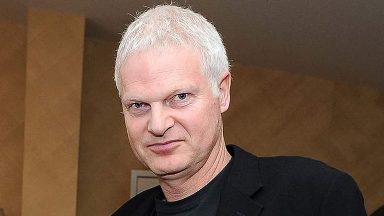 El productor de cine y filántropo Steve Bing, que financió títulos como The Polar Express (El expreso polar, 2004) o la cinta musical sobre los Rolling Stones Shine a Light (2008), murió el lunes al precipitarse desde un rascacielos en Los Ángeles. (ESPECIAL)