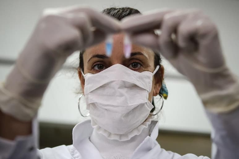 A través del ensayo español 'SCOVAM (SARS COV2 Antigen Microarray)', especialistas buscan detectar anticuerpos en el plasma sanguíneo, una de las formas de conocer si el SARS-CoV-2 se encuentra en el cuerpo humano, con inmunoensayos fluorescentes (FPIA). (ARCHIVO)