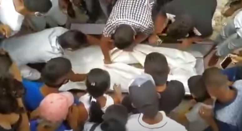 En el video los presentes allegan que quieren ver al occiso, fallecido presuntamente por COVID-19, pese al riesgo de contagio (CAPTURA)