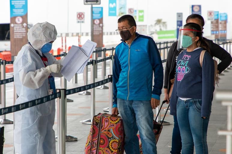 Ecuador reportó este miércoles 4,309 fallecidos por COVID-19, lo que representa 35 más que la víspera, según las cifras oficiales que dan cuenta de 691 nuevos positivos de esa enfermedad, que ha contagiado en total a 52,334 personas en el país sudamericano. (ARCHIVO)