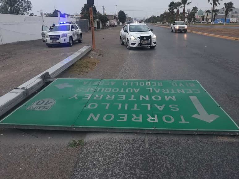 Las fuertes rachas de viento provocaron la caída de un señalamiento en el bulevar Ejército Mexicano, además de un poste de concreto.