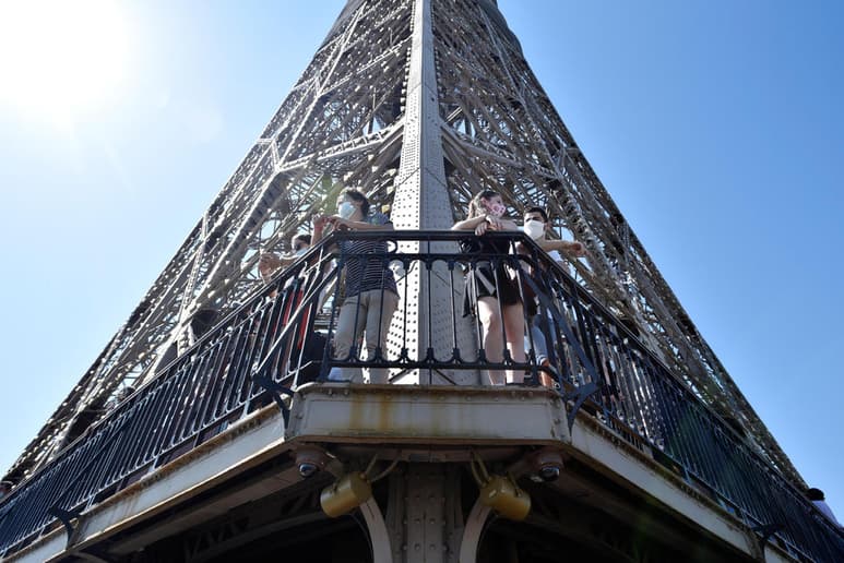 Los turistas se expresaron encantados de ver abierto el monumento a pesar de que otros sitios turísticos permanecen cerrados. El Museo del Louvre reabrirá hasta el 6 de julio.
(EFE)
