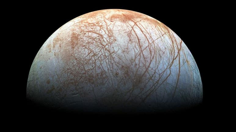 Europa, uno de los satélites de Júpiter, tiene un océano interior bajo su superficie helada 'el cual podría ser capaz de sostener vida', una teoría que ha vuelto a ser respaldada con un nuevo modelo desarrollado por científicos de la Nasa. (ARCHIVO)