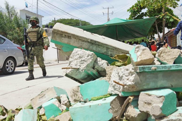 De estos fallecimientos, ocho corresponden a hombres y dos a mujeres; uno ocurrió en la región Valles Centrales, uno en la Costa, dos en el Istmo, y seis en la Sierra Sur. Además, se reporta un total de cinco personas lesionadas.
(EL UNIVERSAL)