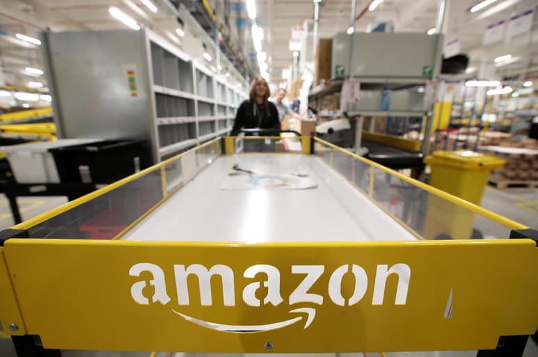 La multinacional estadounidense Amazon anunció este martes la creación de un fondo dotado inicialmente con 2,000 millones de dólares que se invertirán en compañías cuyos productos o servicios 'faciliten' la transición a una economía de baja emisión de gases de efecto invernadero. (ARCHIVO)
