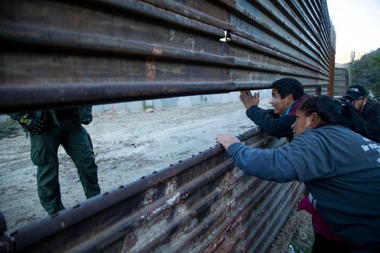 Los inmigrantes cuyas peticiones de asilo se hayan rechazado al entrar al país no pueden apelar esas decisiones en cortes federales. (ARCHIVO)