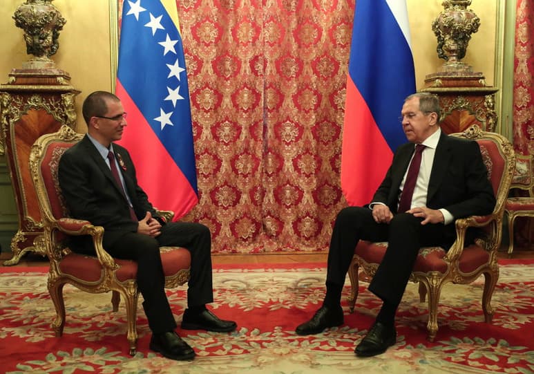 El canciller venezolano, Jorge Arreaza (i), negó hoy que haya habido una visita o contactos en Caracas con el mariscal Jalifa Hafter, el hombre fuerte del este de Libia. (EFE)