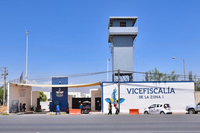 Sujeto que traía 50 pequeños envoltorios con la droga conocida como cristal y que trató de escapar disparando en contra de agentes de la Policía Investigadora de Delitos (PID), resultó con herida de bala en un glúteo y fue detenido en Lerdo. (ARCHIVO)
