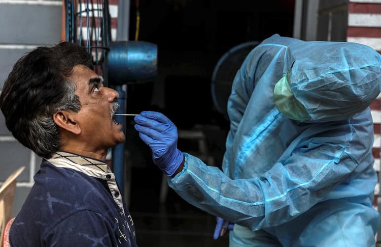 Los funcionarios irán a cada hogar a registrar los datos de salud de los habitantes y aplicar la prueba a los que reporten síntomas. (EFE)