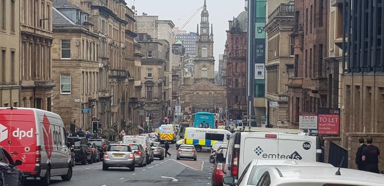 El atacante que acuchilló este viernes a varias personas en un hotel del centro de Glasgow ha muerto tras ser abatido por la Policía, y otras seis personas están siendo tratadas en el hospital. (EFE)