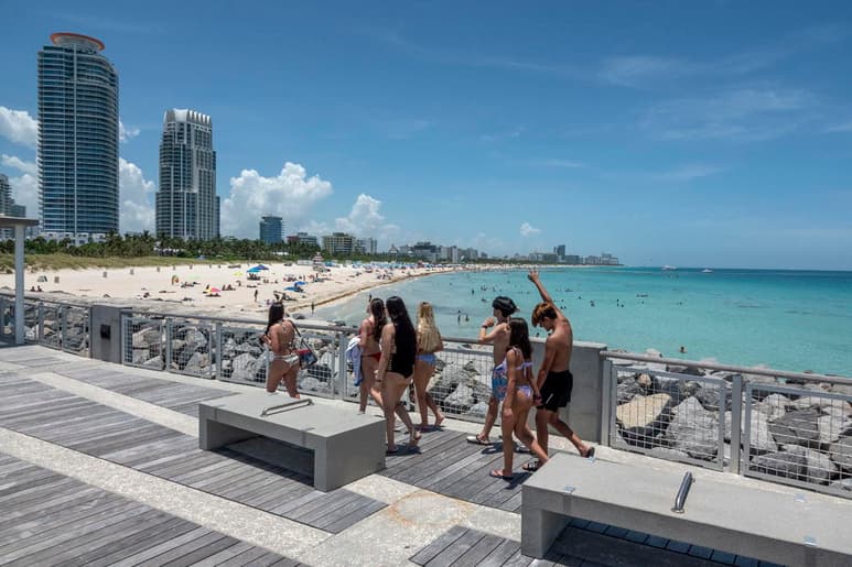 Florida sumó este viernes casi 9,000 nuevos casos de COVID-19, un récord absoluto desde que la pandemia llegó aquí en marzo pasado, y la cifra acumulada de contagios subió a 122,960. (ARCHIVO)