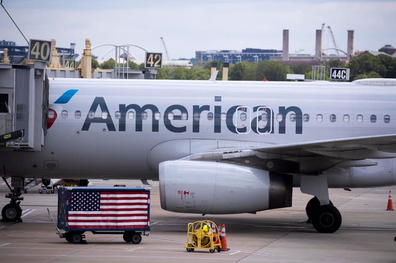 Los aviones de American Airlines volarán con ocupación plena a partir de la semana próxima, sin el menor intento de imponer una distancia sana, a pesar de que en Estados Unidos se están batiendo récords diarios de casos confirmados de coronavirus. (ARCHIVO)