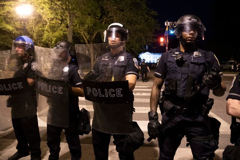 El Concejo Municipal de Minneapolis aprobó unánimemente el viernes una propuesta para cambiar los estatutos municipales a fin de permitir el desmantelamiento del departamento de policía. (ARCHIVO)