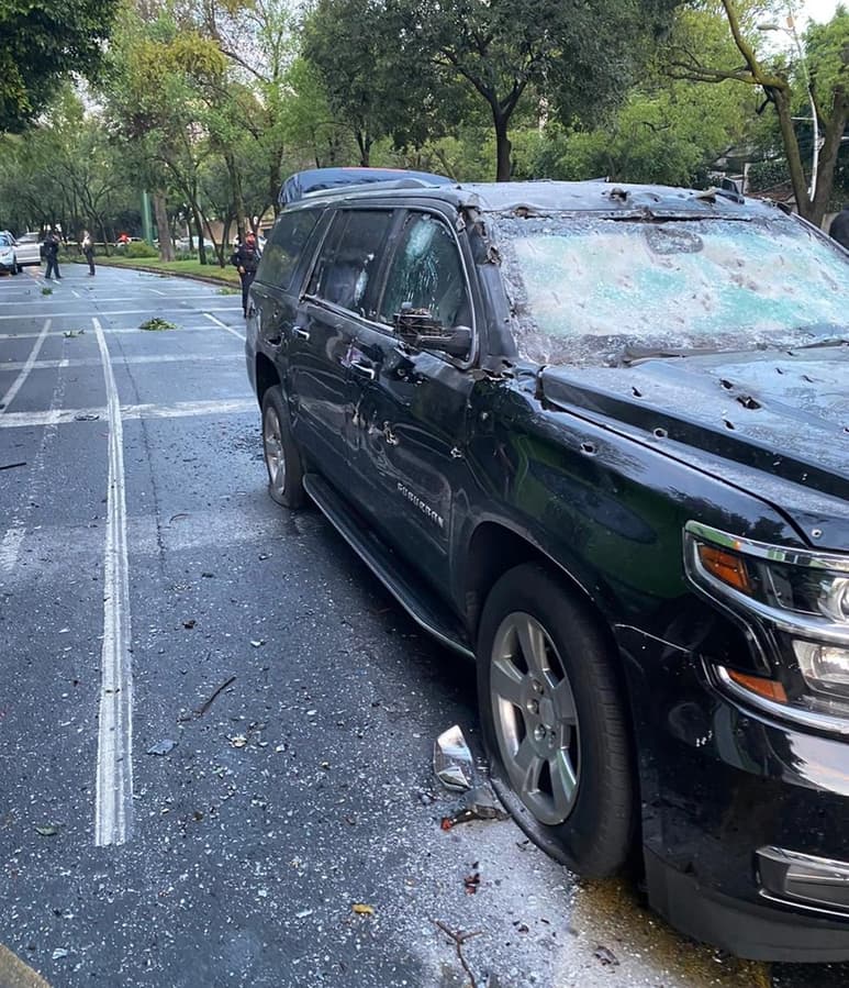 Impresionante. Como escalofriante ha sido catalogada la imagen de la camioneta y la estela de casquillos de bala en el lugar donde se atentó contra la vida del jefe de Seguridad Pública de la Ciudad de México, Omar García Harfuch, en la capital del país.