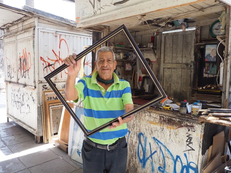 Negocio familiar. El puesto ubicado sobre la calle Falcón se espera continúe siendo atendido por los más jóvenes de la familia. (ARCHIVO)  