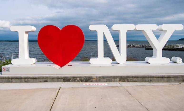 El logo de Glaser, se convirtió en un estandarte de la ciudad de Nueva York, siendo utilizado en diversos productos y promocionales (MONUMENTO COLOCADO EN FINGER LAKES, NY)