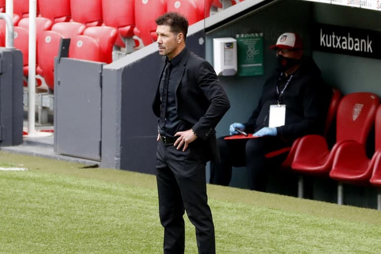 Diego Simeone, entrenador del Atlético de Madrid, dijo este sábado, tras la victoria contra el Alavés (2-1) en el Wanda Metropolitano, que su equipo extraña 'a la gente', comentó que 'ver el estadio vacío es duro'. (ARCHIVO)