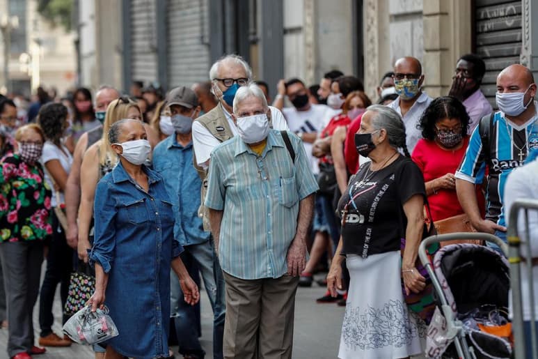 El acuerdo anunciado este sábado compromete a Brasil con un desembolso de 288 mdd por las primeras 100 millones de dosis. (EFE)