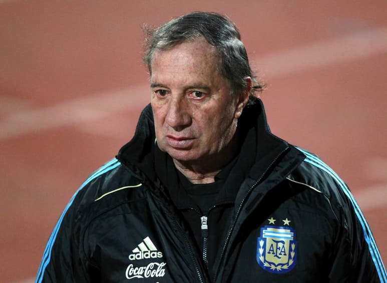 Carlos Bilardo dio positivo el viernes, pero es asintomático. (ARCHIVO)