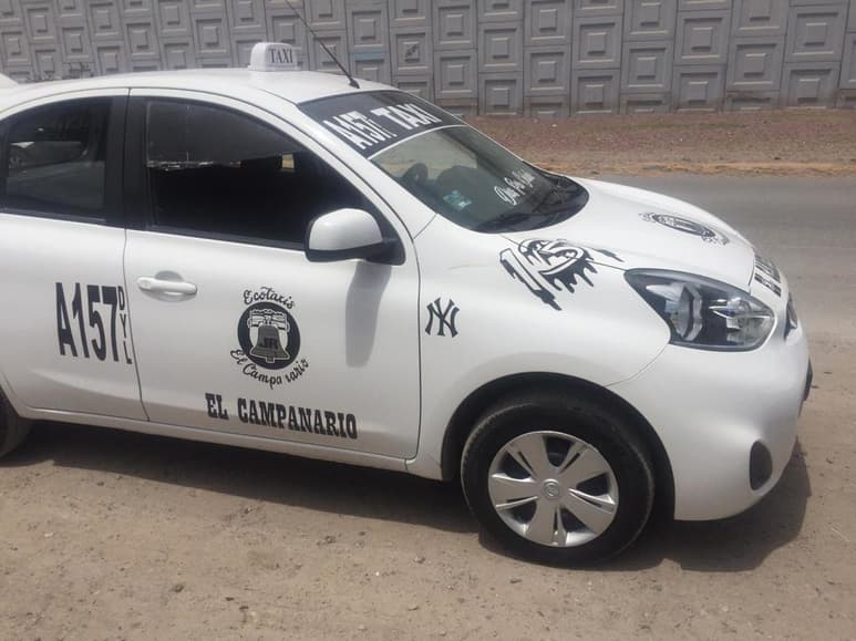 El ciclista se impactó contra un taxi Nissan March, de color blanco, de la base El Campanario. (EL SIGLO DE TORREÓN)