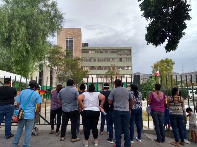 Decenas de personas se ubican en la entrada del nosocomio omitiendo la sana distancia. (EL SIGLO DE TORREÓN)