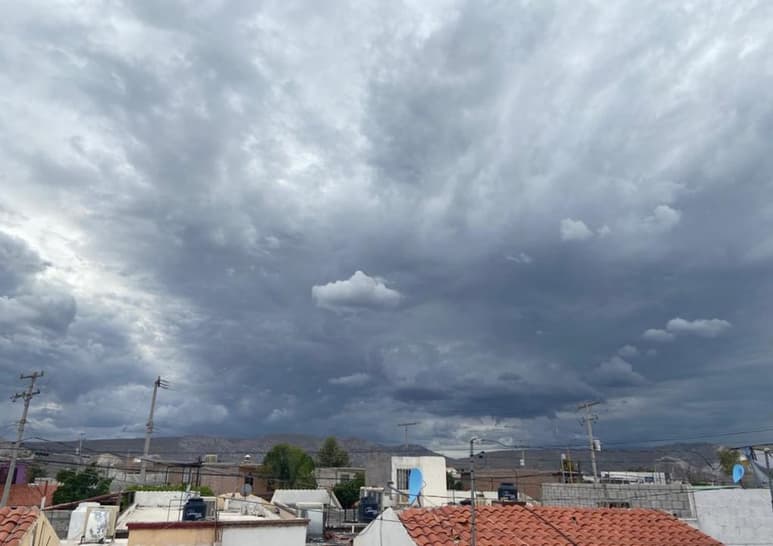 Alrededor de las 16:00 horas, el día de ayer se presentó una lluvia ligera en gran parte de la Comarca Lagunera. (EL SIGLO DE TORREÓN)