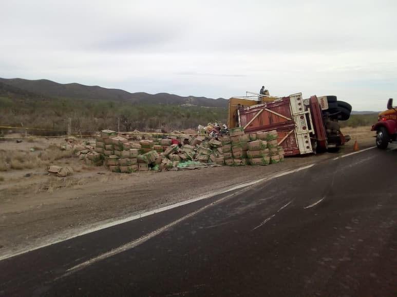 El conductor del tráiler perdió el control del volante, la unidad se salió del camino y terminó volcada sobre su costado izquierdo. (EL SIGLO DE TORREÓN)