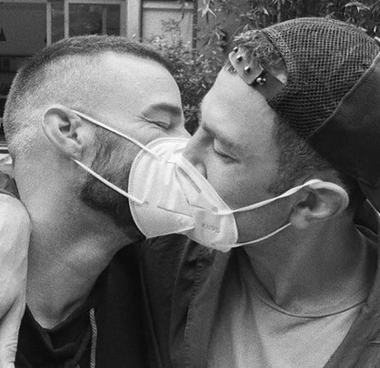 Orgullo gay. Ricky Martin y su esposo, Jwan Yosef celebraron su amor con un beso. (INSTAGRAM)
