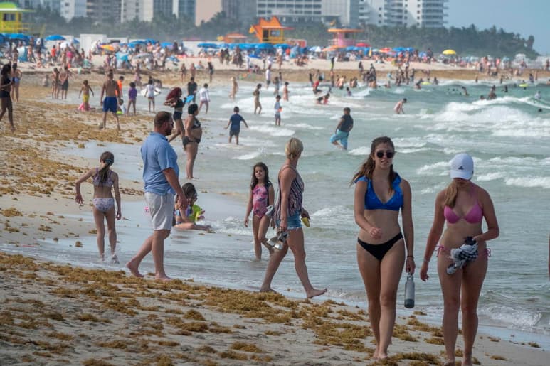 Después de dos días consecutivos de récords, los casos diarios de la COVID-19 en Florida fueron este domingo 1,055 menos que la jornada anterior, un alivio que no afecta a Miami-Dade, principal foco de la enfermedad en el estado. (ARCHIVO) 