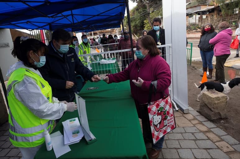 El Ministerio de Salud de Chile entregó nuevas cifras sobre el avance del coronavirus SARS-CoV-2 en el país, registrando 4,216 nuevos casos en las últimas 24 horas, elevando el total de contagiados a 271,982 personas. (ARCHIVO)