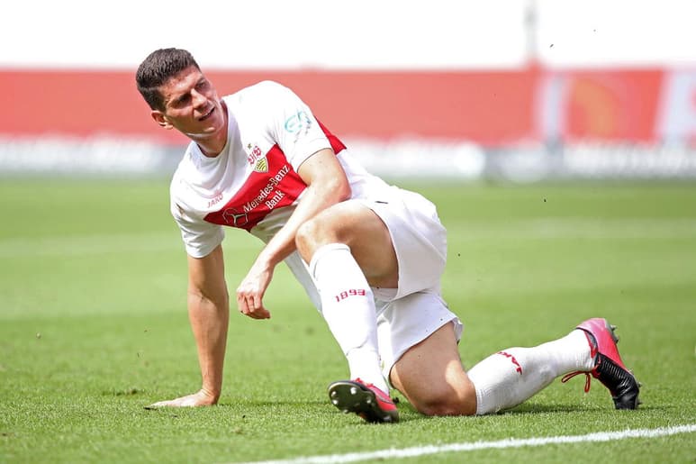 El delantero Mario Gomez, que llegó a ser el mejor jugador de la Bundesliga en el 2007 y máximo goleador de la liga alemana y de la turca, anunció su retirada del fútbol profesional tras lograr el ascenso a la máxima categoría del Stuttgart, en el que ha militado en las dos últimas temporadas. (ARCHIVO)